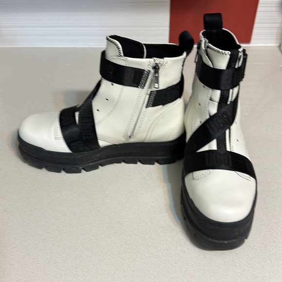 UGG Genuine Leather Sid Boot in Jasmine Side Zippers Lug Sole Sz 8 - Picture 2 of 4